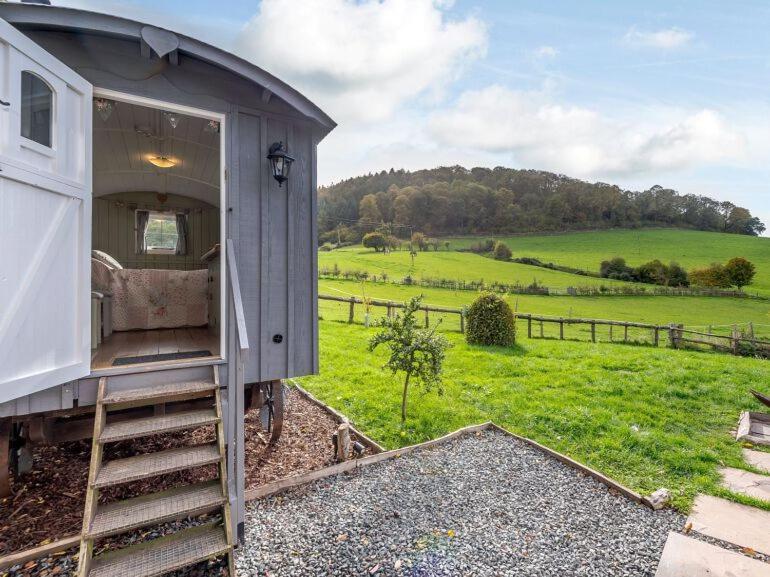 Ewe Retreat Shepherds Hut Херфорд Екстериор снимка