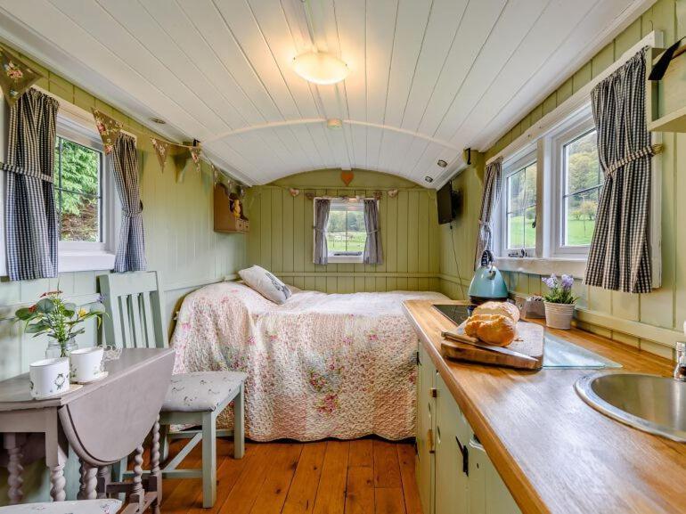 Ewe Retreat Shepherds Hut Херфорд Екстериор снимка