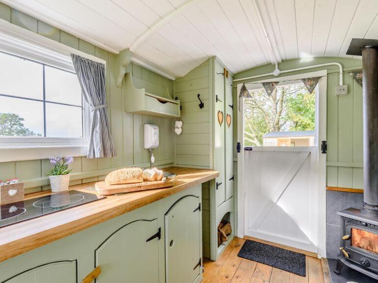 Ewe Retreat Shepherds Hut Херфорд Екстериор снимка