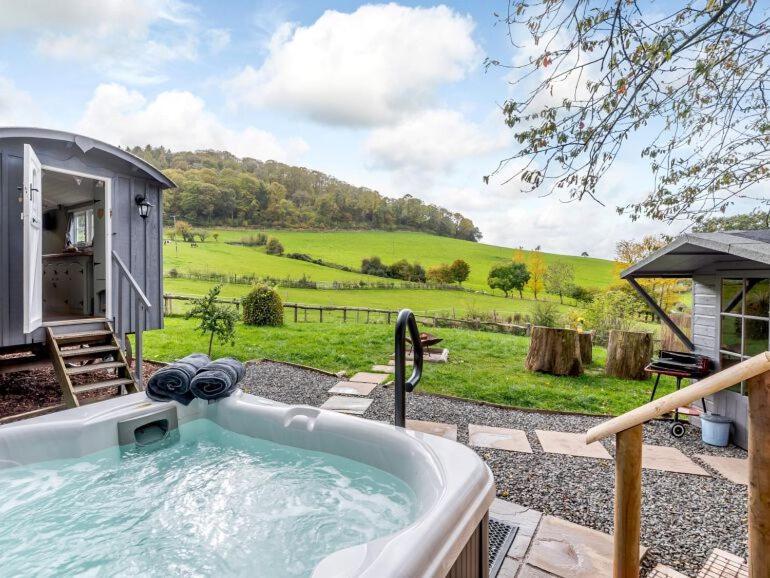 Ewe Retreat Shepherds Hut Херфорд Екстериор снимка